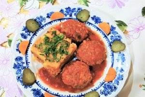 Chiftele de vita marinate in sos de rosii