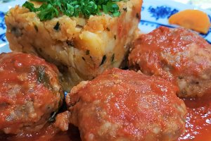Chiftele de vita marinate in sos de rosii