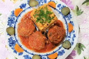 Chiftele de vita marinate in sos de rosii