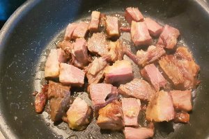 Salata calda de cartofi noi cu ceafa afumata
