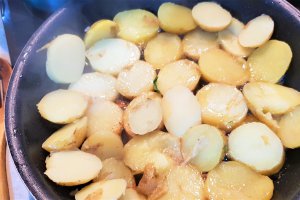 Salata calda de cartofi noi cu ceafa afumata