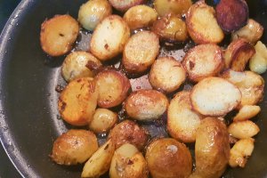 Salata calda de cartofi noi cu ceafa afumata
