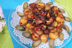 Salata calda de cartofi noi cu ceafa afumata
