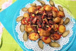 Salata calda de cartofi noi cu ceafa afumata