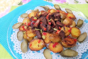 Salata calda de cartofi noi cu ceafa afumata