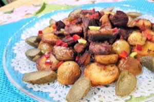 Salata calda de cartofi noi cu ceafa afumata
