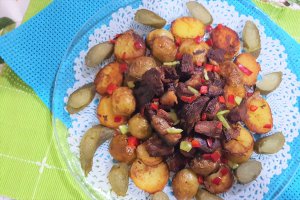 Salata calda de cartofi noi cu ceafa afumata