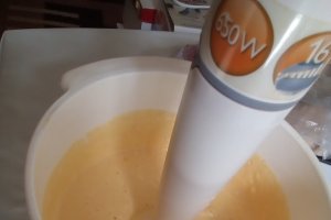 Desert inghetata de mango cu toping de capsuni