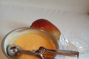 Desert inghetata de mango cu toping de capsuni