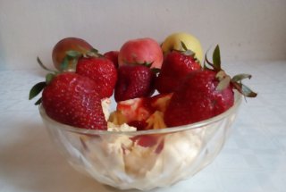 Desert inghetata de mango cu toping de capsuni
