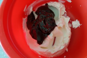 Desert tort cu crema de lapte condensat si fructe de padure