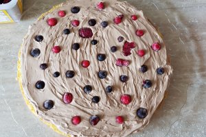 Desert tort cu crema de lapte condensat si fructe de padure