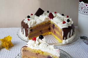 Desert tort cu crema de lapte condensat si fructe de padure
