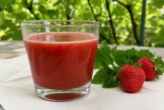 Nectar din capsuni cu menta si lamaie