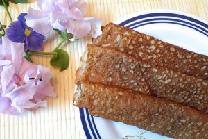 Desert clatite cu banane si dulceata de cirese