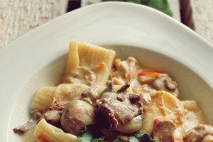 Rigatoni cu pui, ciuperci și legume – One Pot Pasta