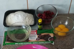 Desert briose cu ciocolata si visine
