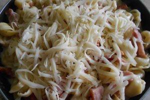 Tortellini cu sunca, smantana si cașcaval