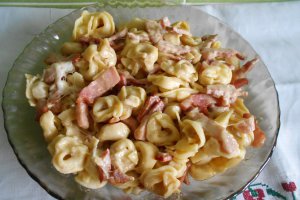 Tortellini cu sunca, smantana si cașcaval