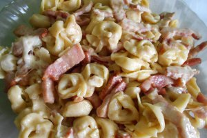 Tortellini cu sunca, smantana si cașcaval