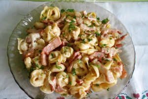 Tortellini cu sunca, smantana si cașcaval