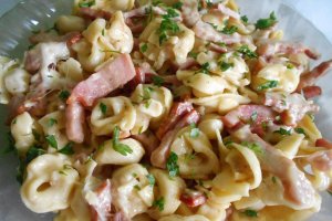 Tortellini cu sunca, smantana si cașcaval