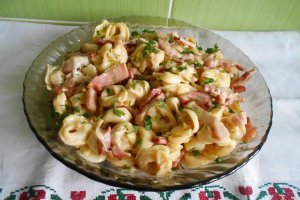 Tortellini cu sunca, smantana si cașcaval