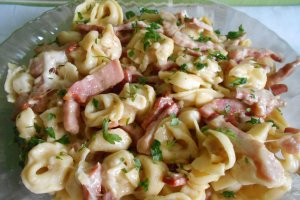 Tortellini cu sunca, smantana si cașcaval