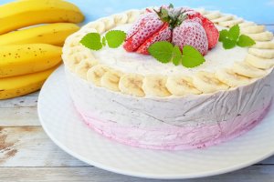 Desert tort de inghetata cu banane si capsuni