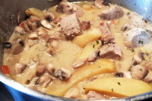 Mancarica de porc cu curry verde si ciuperci