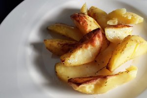 Cartofi la cuptor cu branza sarata si smantana acra