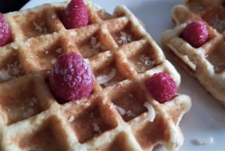 Desert waffle cu zmeura si cocos (fara faina)