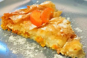 Desert placinta vanilata cu foi, branza dulce si caise