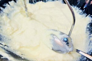 Desert placinta vanilata cu foi, branza dulce si caise