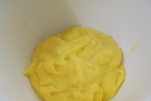 Desert prajitura bicolora cu crema de lamaie si capsuni