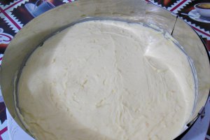 Desert prajitura bicolora cu crema de lamaie si capsuni