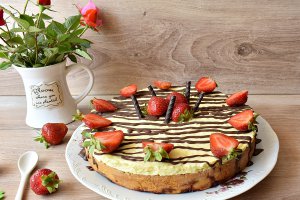 Desert prajitura bicolora cu crema de lamaie si capsuni