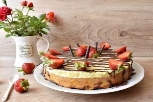 Desert prajitura bicolora cu crema de lamaie si capsuni
