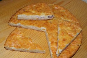 Aperitiv tarta cu branza sarata si bacon