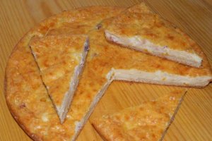 Aperitiv tarta cu branza sarata si bacon