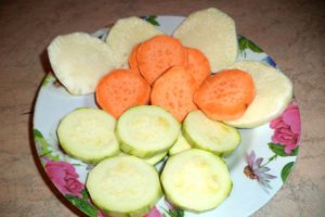 Sandwich-uri de legume (cartofi dulci, gulii si dovelecei) sos de iaurt cu castraveti si flori de tei