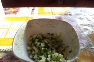 Sandwich-uri de legume (cartofi dulci, gulii si dovelecei) sos de iaurt cu castraveti si flori de tei