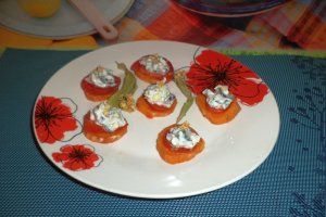 Sandwich-uri de legume (cartofi dulci, gulii si dovelecei) sos de iaurt cu castraveti si flori de tei
