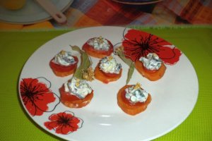 Sandwich-uri de legume (cartofi dulci, gulii si dovelecei) sos de iaurt cu castraveti si flori de tei