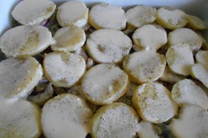 Cartofi noi cu ciuperci, la cuptor