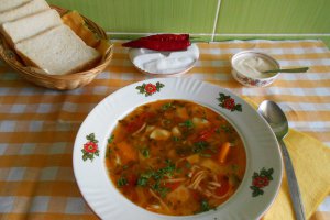 Bors taranesc, cu legume si taitei