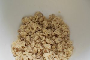 Desert crumble cu cirese si afine