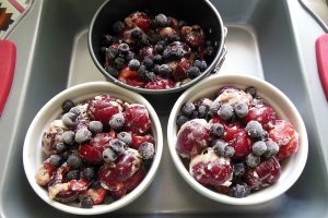 Desert crumble cu cirese si afine