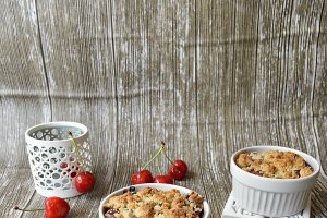 Desert crumble cu cirese si afine