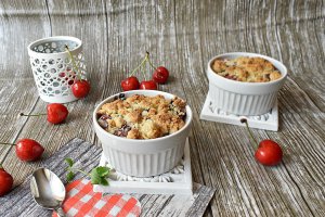 Desert crumble cu cirese si afine